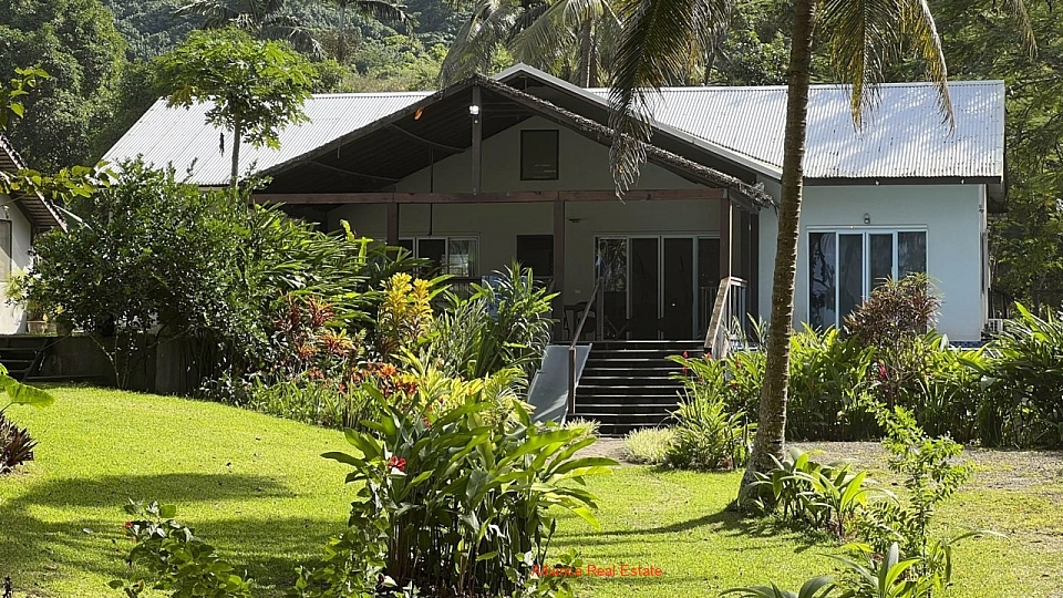Family living and entertaining in Mele Bay